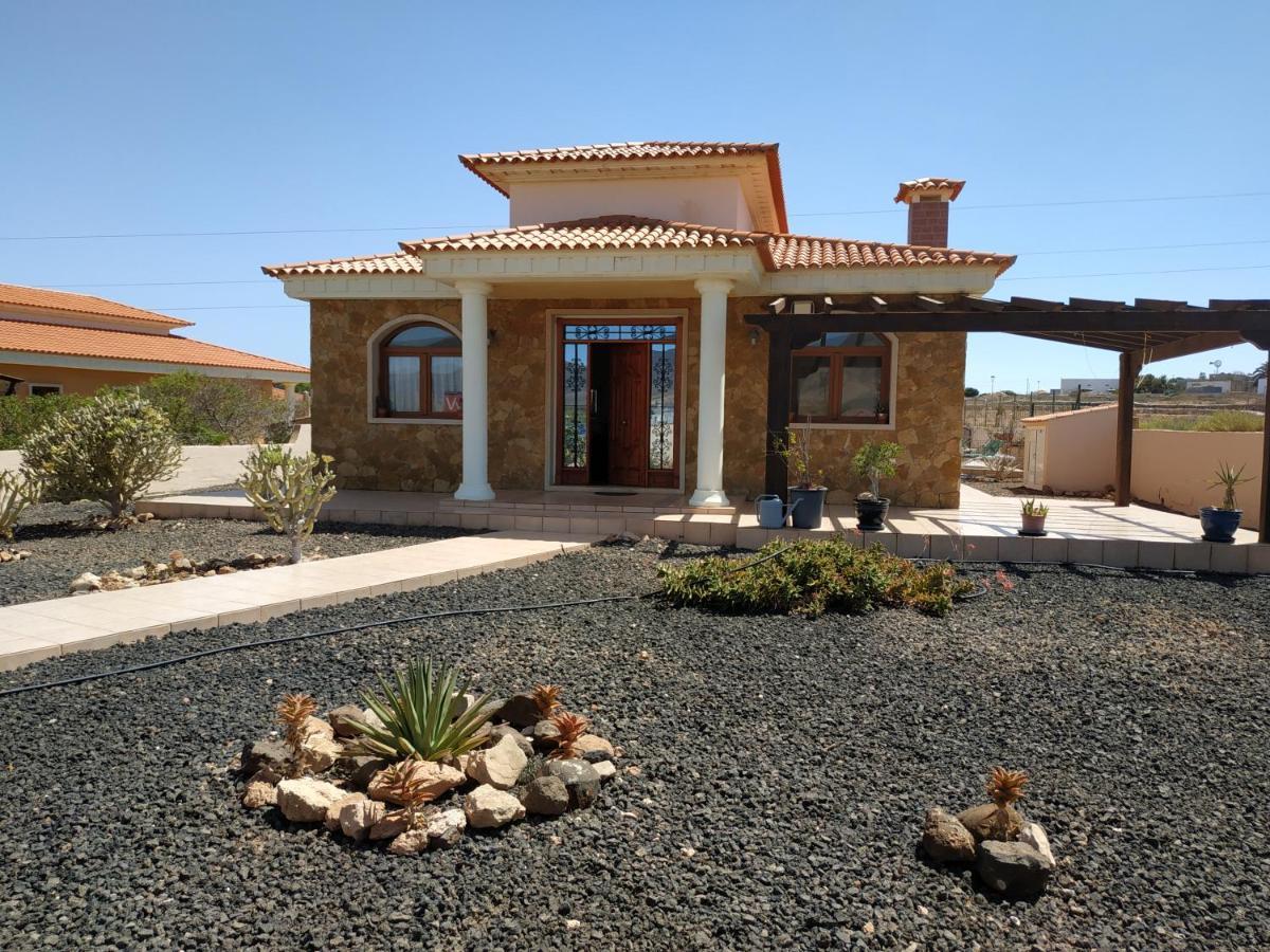 Villa Casa Del Sol: Spacious 3-Bedroom with Private Solar-Heated Pool Triquivijate Exterior photo
