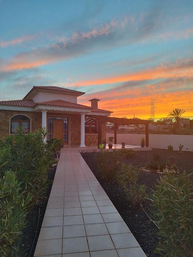 Villa Casa Del Sol: Spacious 3-Bedroom with Private Solar-Heated Pool Triquivijate Exterior photo