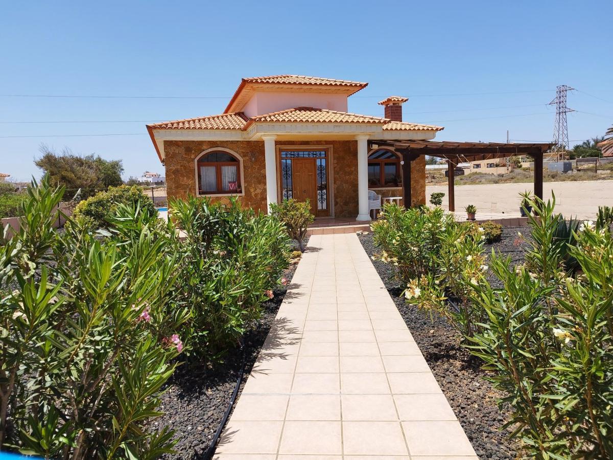 Villa Casa Del Sol: Spacious 3-Bedroom with Private Solar-Heated Pool Triquivijate Exterior photo