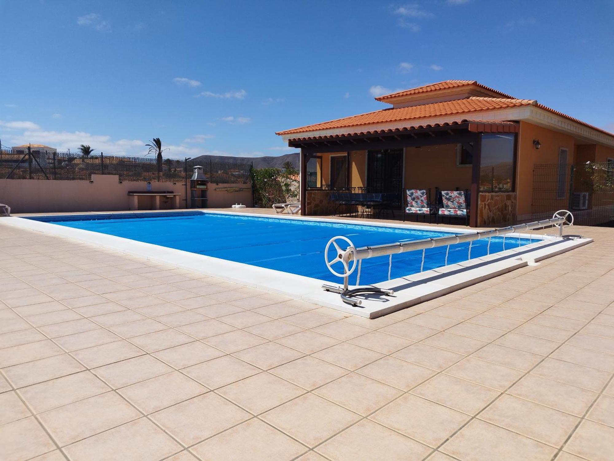 Villa Casa Del Sol: Spacious 3-Bedroom with Private Solar-Heated Pool Triquivijate Exterior photo