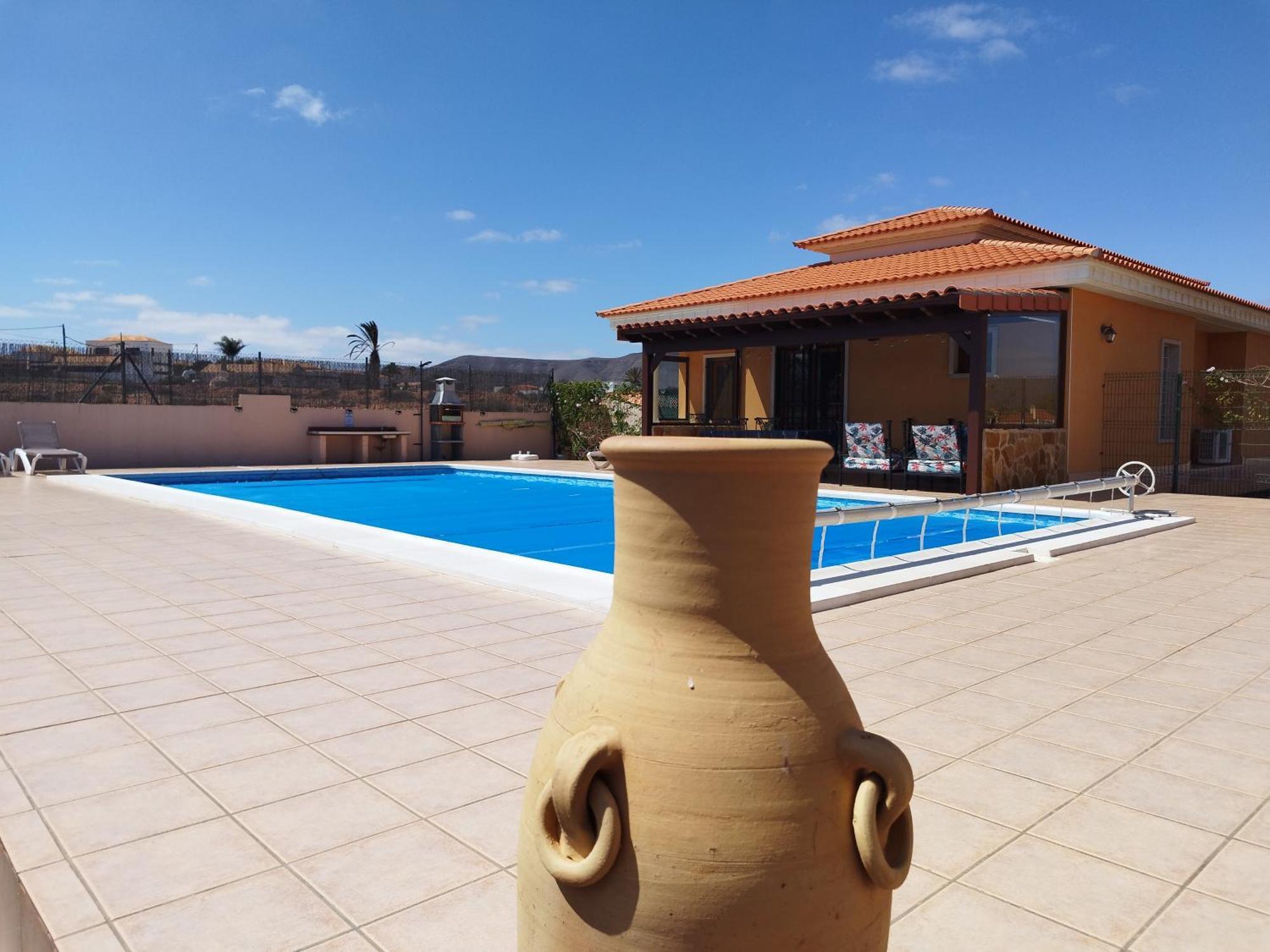 Villa Casa Del Sol: Spacious 3-Bedroom with Private Solar-Heated Pool Triquivijate Exterior photo